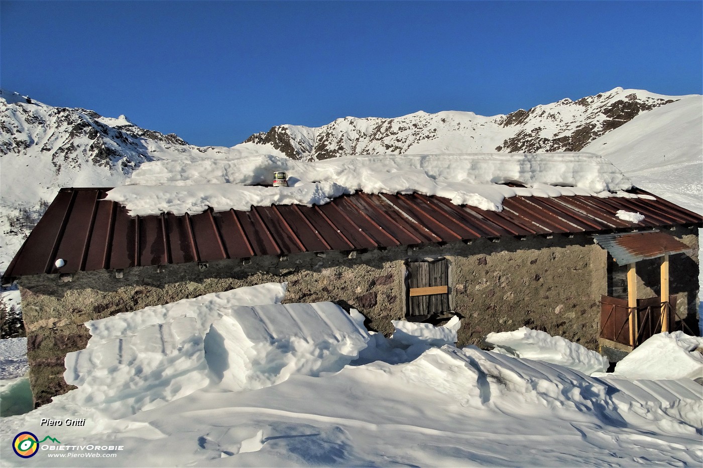 25 Casera Alpe Aga (1759 m) si scrolla di dosso la tanta neve....JPG